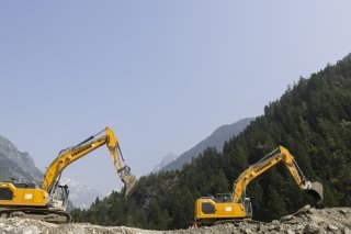 Douze pelleteuses ont été mobilisées dans le secteur du torrent du Fregnoley, ce mardi. KEYSTONE/CYRIL ZINGARO